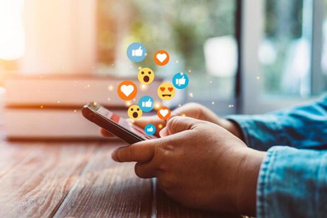 Imagen para el artículo: Qué significa mirar las redes sociales pero no publicar nada según la psicología