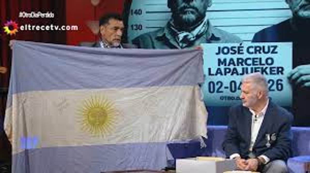 Imagen para el artículo: La increíble y conmovedora historia del excombatiente que se trajo una bandera Argentina de Malvinas