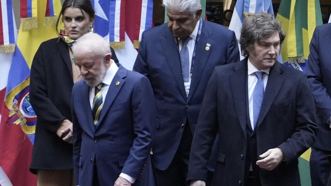 Imagen para el artículo: Papelón diplomático: pese al reclamo de Lula, el gobierno de Milei se niega a devolver una bandera de Brasil