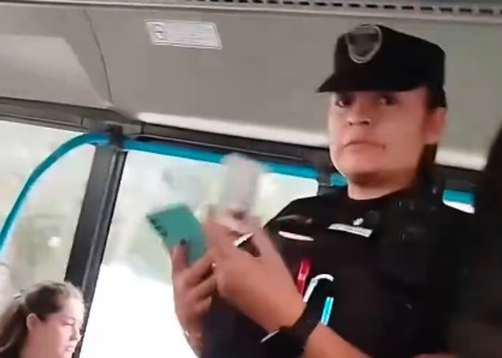 Imagen para el artículo: La policía se subió a un colectivo a pedir documentos y no se dejó filmar por una pasajera