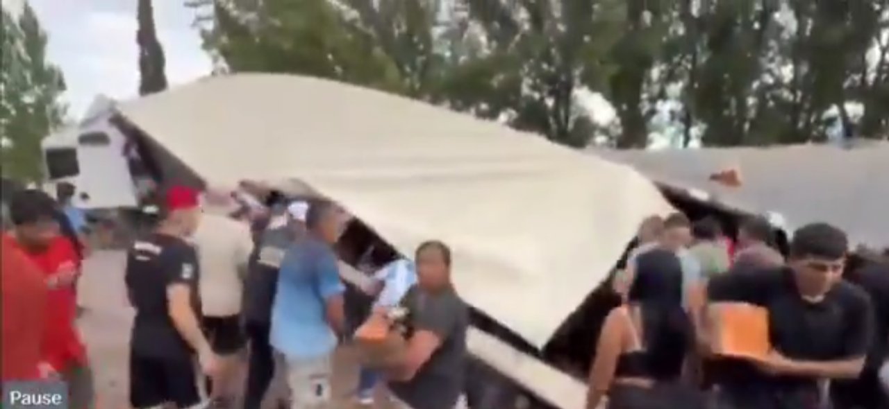Imagen para el artículo: ¿Ya somos Suiza? En Mendoza volcó un camión de aceite y la gente se abalanzó para llevarse la carga