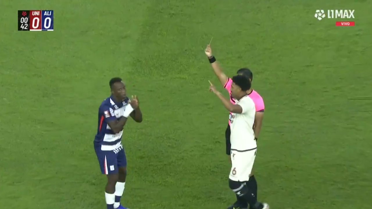 Imagen para el artículo: Como contra Cruzeiro: a Advíncula lo expulsaron en el primer minuto del clásico peruano