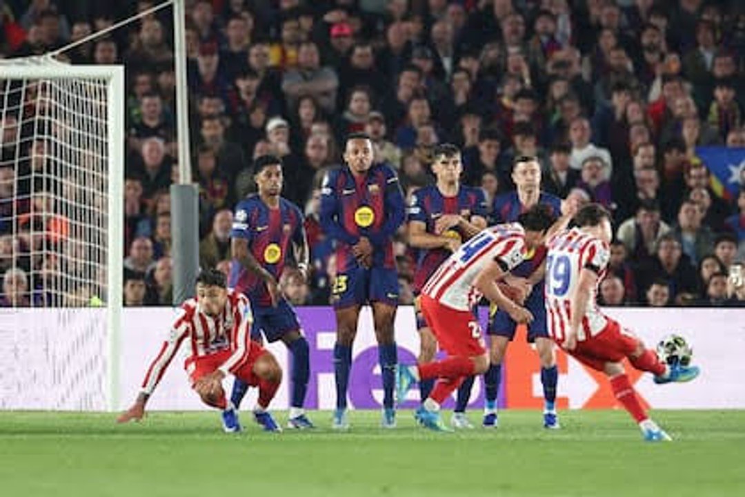 Imagen para el artículo: Golazo y silencio: el espectacular tiro libre de Julián Álvarez captado en la tribuna de Barcelona