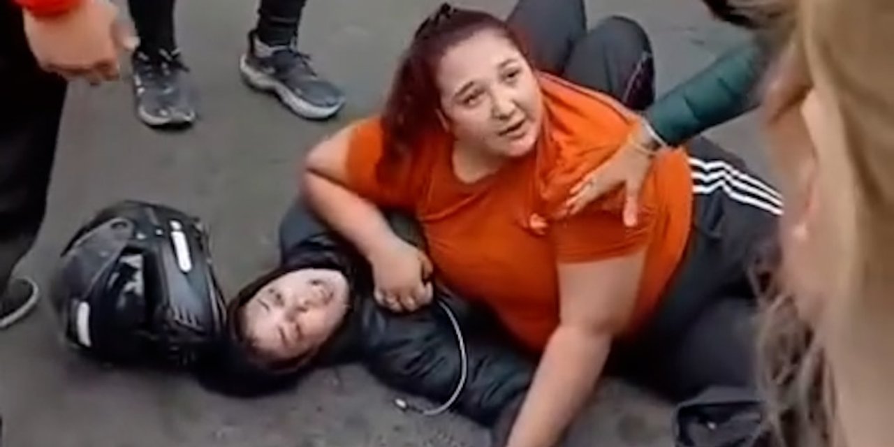 Imagen para el artículo: “Salí de arriba, está violeta”: pánico y gritos de alerta entre la gente por la pelea de dos mujeres en plena calle