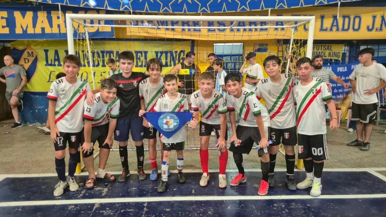 Imagen para el artículo: Para emocionarse: tiene solo 13 años, metió un gol con su equipo y se lo dedicó a su hermano con autismo