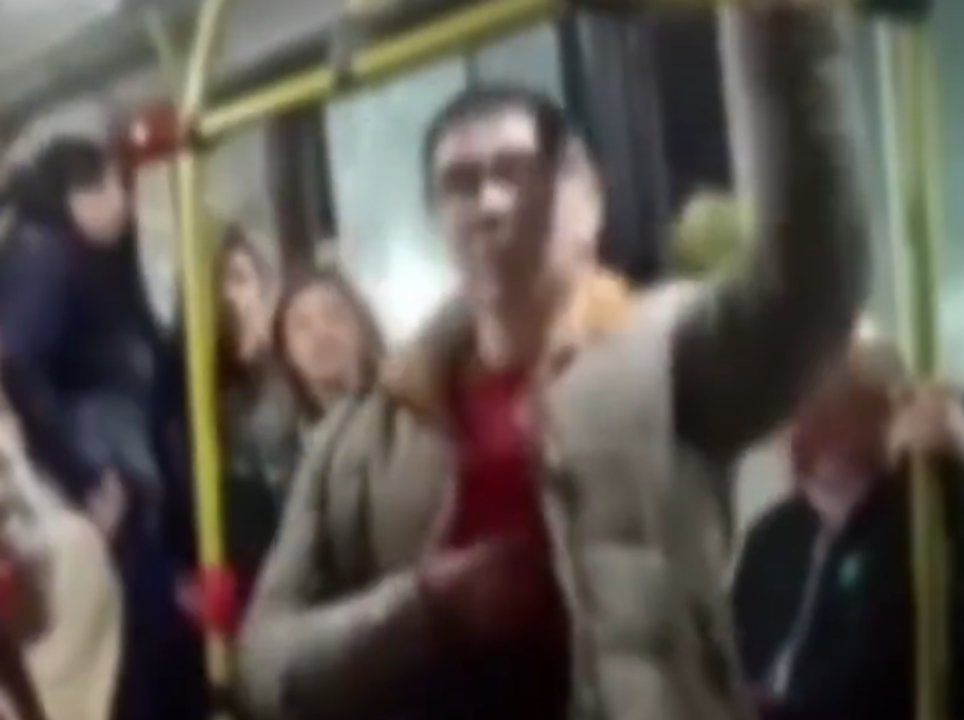 Imagen para el artículo: Miserable: maltrató a una mujer con discapacidad que pedía en el colectivo y los pasajeros lo bajaron a patadas