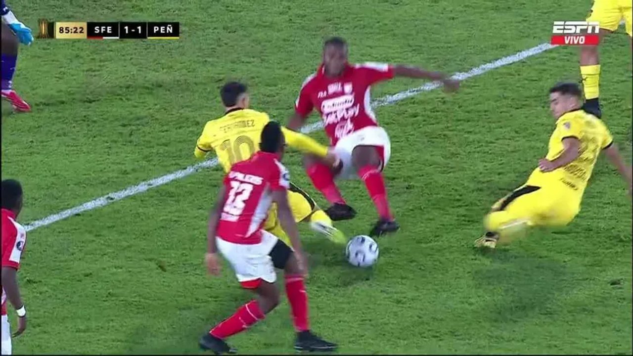 Imagen para el artículo: Con los dos pies para adelante: el escandaloso penal que no le dieron a Peñarol en Colombia