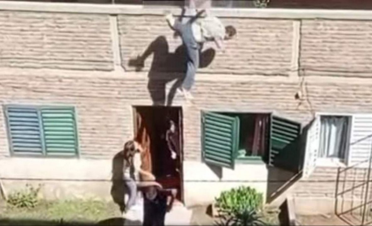 Imagen para el artículo: Escalofriante video: lo molieron a golpes y lo tiraron al vacío desde un balcón