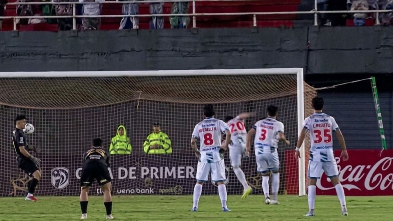 Imagen para el artículo: Con defensores así: había atajado el penal y un compañero hizo el blooper del año que terminó en gol