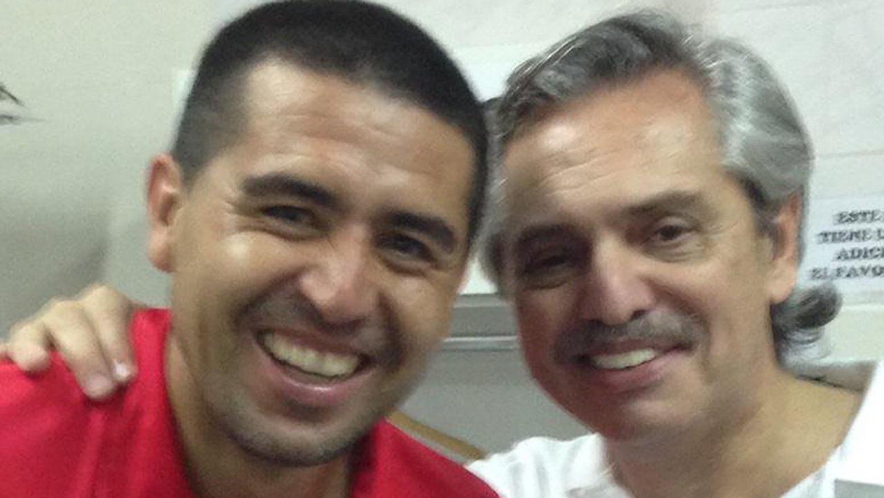 Imagen para el artículo: Alberto Fernández respaldó la gestión de Riquelme en Boca: “Molesta en el mundo del fútbol”
