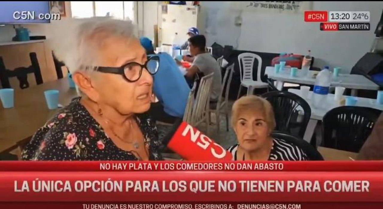Imagen para el artículo: Una jubilada no tuvo filtros y fulminó a Milei en pleno móvil: “Ponete más pañales, cagón”