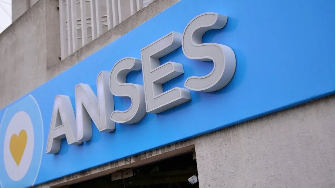 Imagen para el artículo: Qué personas pueden solicitar la ayuda económica de ANSES si se quedaron sin trabajo y cómo pedirla en abril 2026