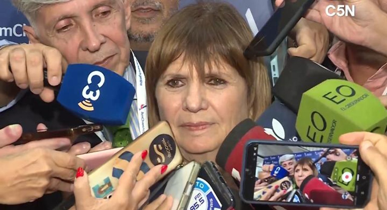 Imagen para el artículo: Bullrich se enojó con los periodistas por las preguntas sobre Adorni: “Punto, basta”, tensión y cruce caliente con cronistas