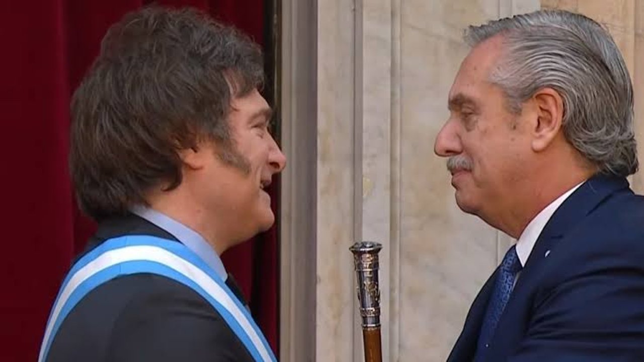 Imagen para el artículo: Las redes comparan a Milei con Alberto Fernández por usar a la “la guerra” para justificar la inflación
