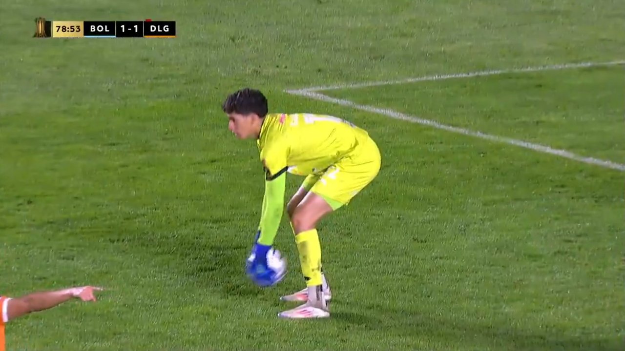 Imagen para el artículo: Blooper en la Libertadores: se escondió atrás del arquero, lo sorprendió, y empató el partido