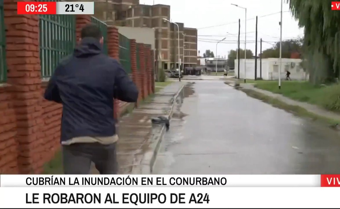 Imagen para el artículo: Tenso momento: le robaron al equipo de A24 en Dock Sud y el cronista corrió a los ladrones en vivo