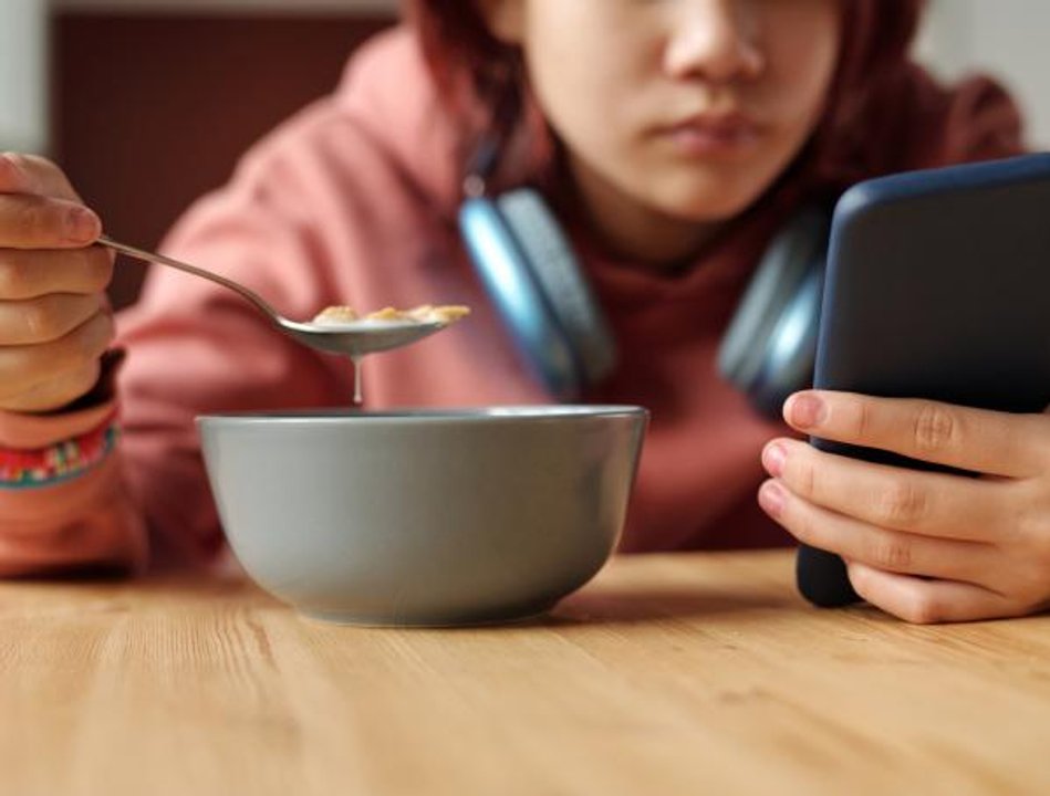 Imagen para el artículo: Cual es el significado oculto de mirar el celular mientras comes según la psicología