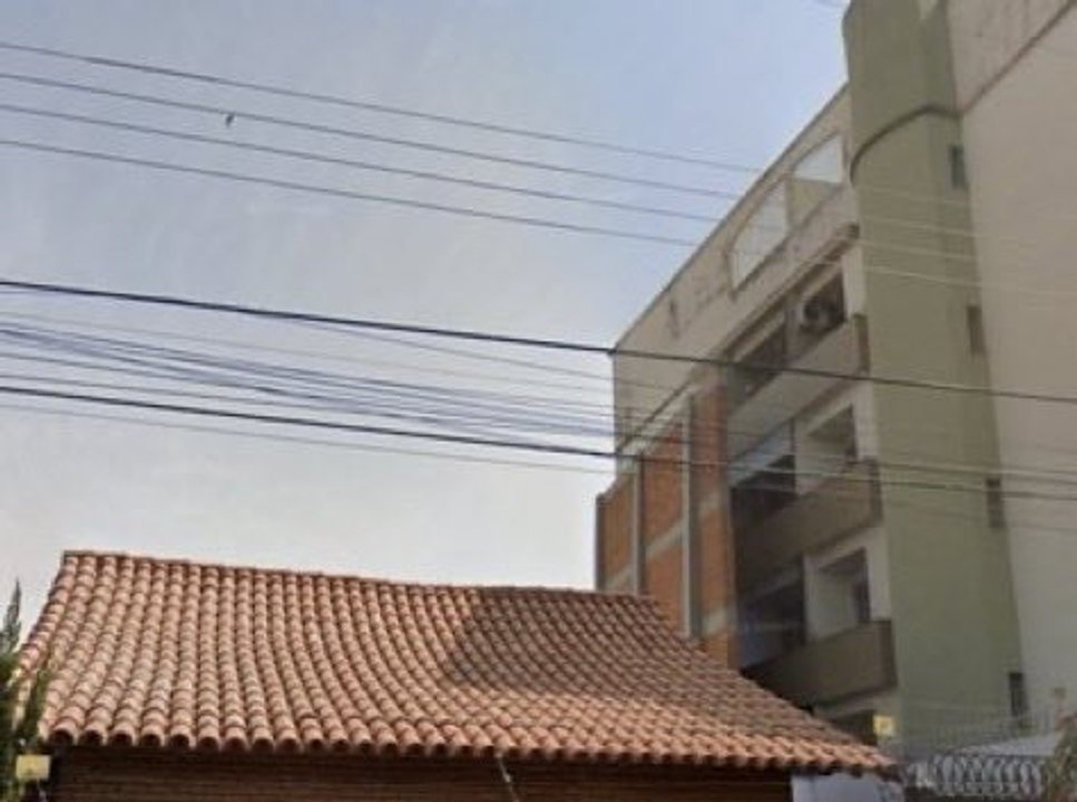 Imagen para el artículo: Es viral: discusión en las redes por este vecino que levantó un paredón gigante frente a los balcones de un edificio lindero