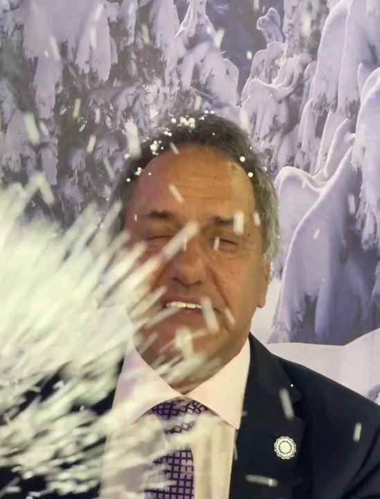 Imagen para el artículo: El vergonzante y nada chistoso video de Daniel Scioli para promocionar la temporada en Bariloche