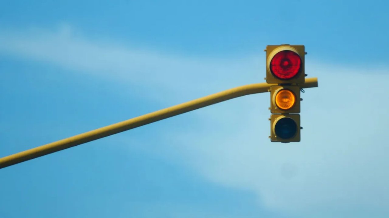 Imagen para el artículo: Cuál es el significado oculto de acelerar cuando el semáforo está en amarillo según la psicología