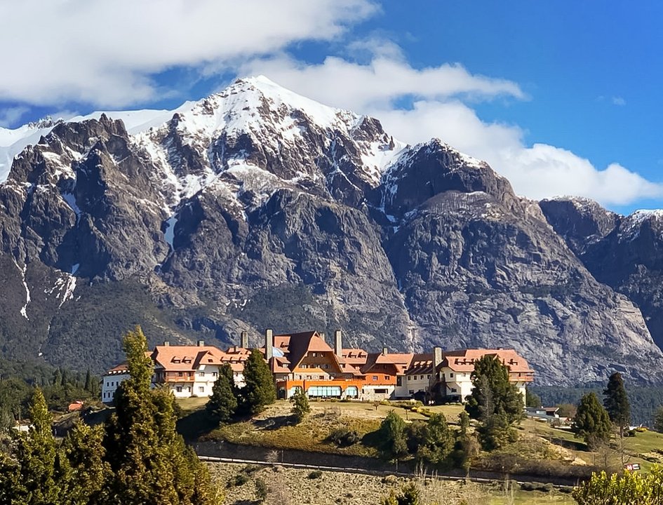 Imagen para el artículo: Explotan las redes: el nuevo viaje que se descubrió de Adorni a uno de los lugares más exclusivos del país