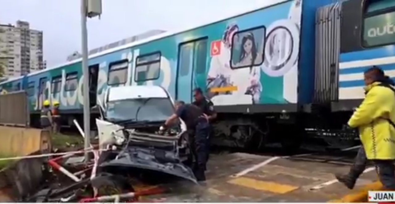 Imagen para el artículo: Impresionante accidente en Ramos Mejía: una camioneta fue arrollada por el Tren Sarmiento y quedó destruida