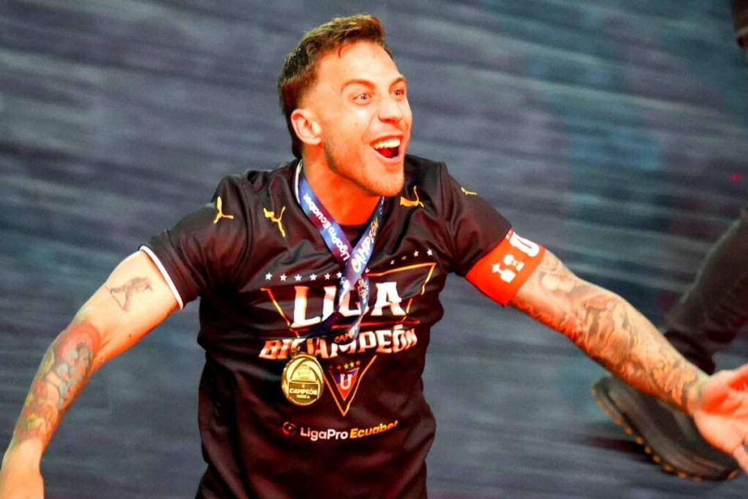 Imagen para el artículo: De la música al fútbol: la increíble historia de Ezequiel Piovi con la banda de cumbia La Champions Liga
