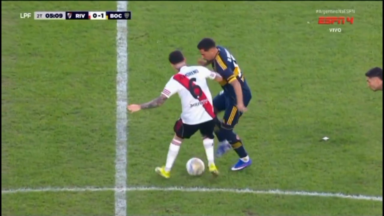 Imagen para el artículo: El sensacional caño con pisada incluida de Merentiel a Aníbal Moreno en el triunfo de Boca por 1 a 0