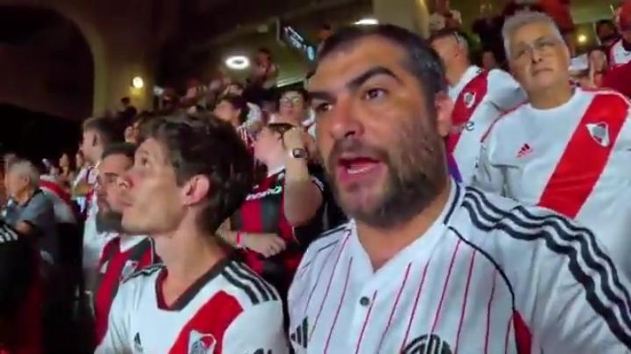 Imagen para el artículo: Del insulto al silencio: desopilantes reacciones por el hincha de River que cantaba “Paredes culo roto” en la tribuna y terminó callado