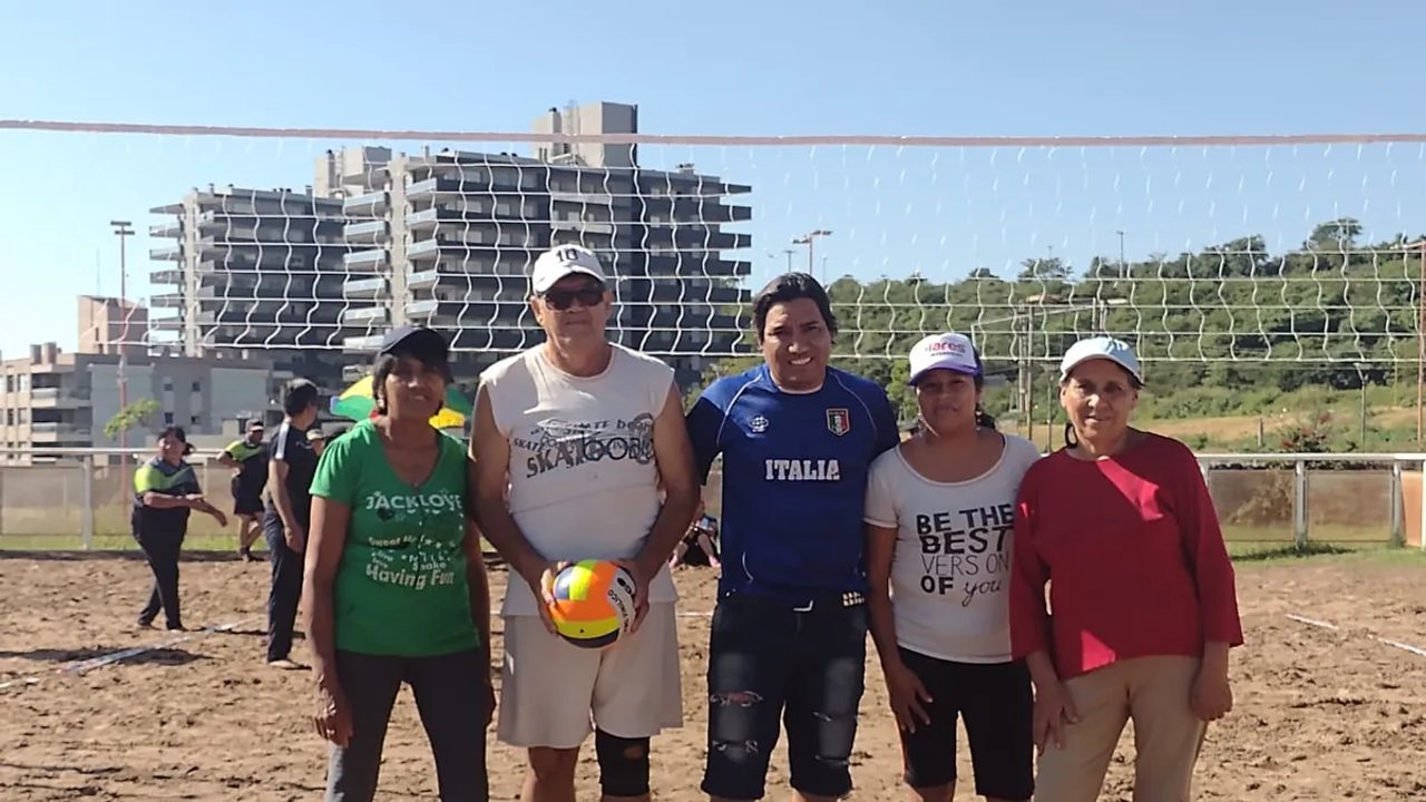 Imagen para el artículo: Este deporte se parece a uno tradicional, mejora el equilibrio en adultos mayores y es cada vez más popular: cómo se llama