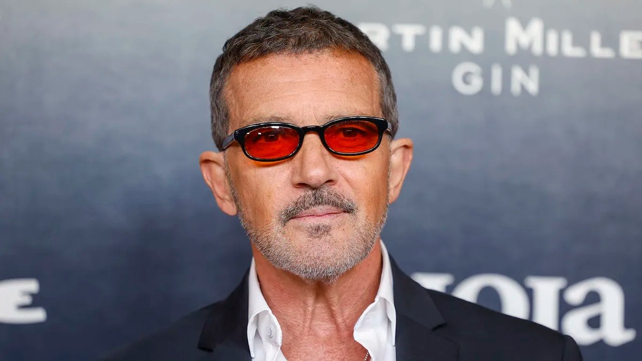 Imagen para el artículo: Filosofía destacada a sus 65 años: así fue la increíble transformación de Antonio Banderas