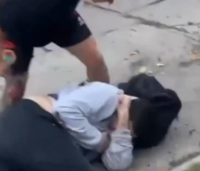 Imagen para el artículo: Video impactante: intentó abusar de una joven pero llegó el novio y lo molió a palos