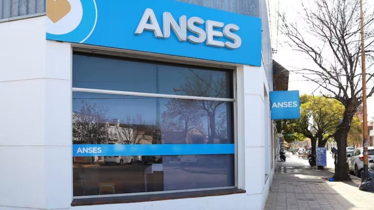 Imagen para el artículo: Aumento para AUH de ANSES: qué monto se recibe en mayo 2026 con los extras