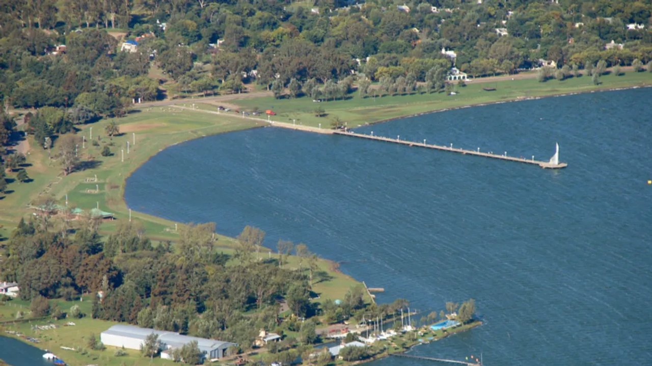 Imagen para el artículo: Naturaleza, recorridos históricos y mucha tranquilidad: así es la escapada a una laguna especial en Buenos Aires
