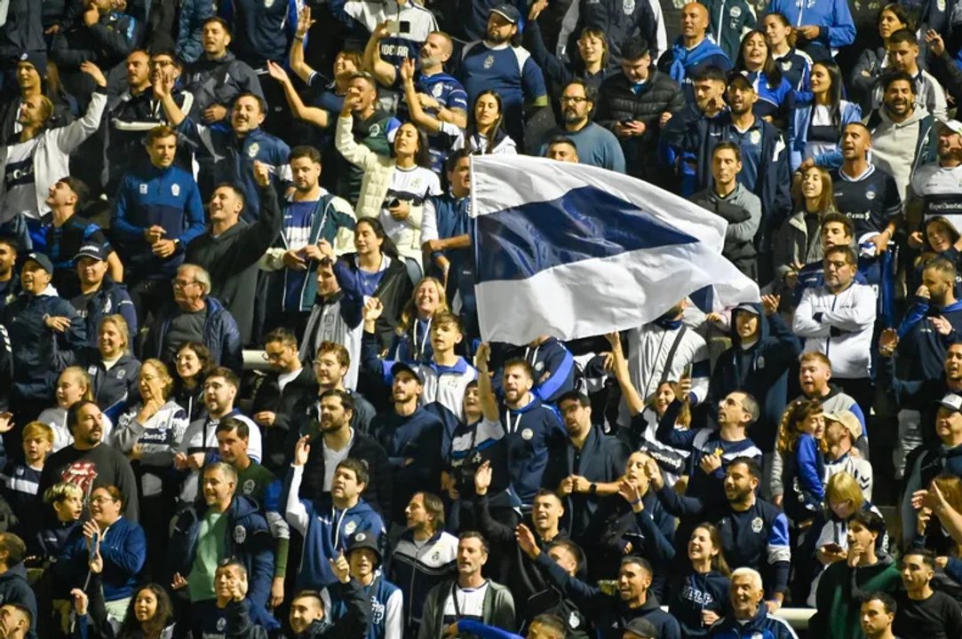Imagen para el artículo: Este hincha de Gimnasia tomó la cámara en pleno partido de Copa Argentina y se volvió viral: ¿qué hizo?