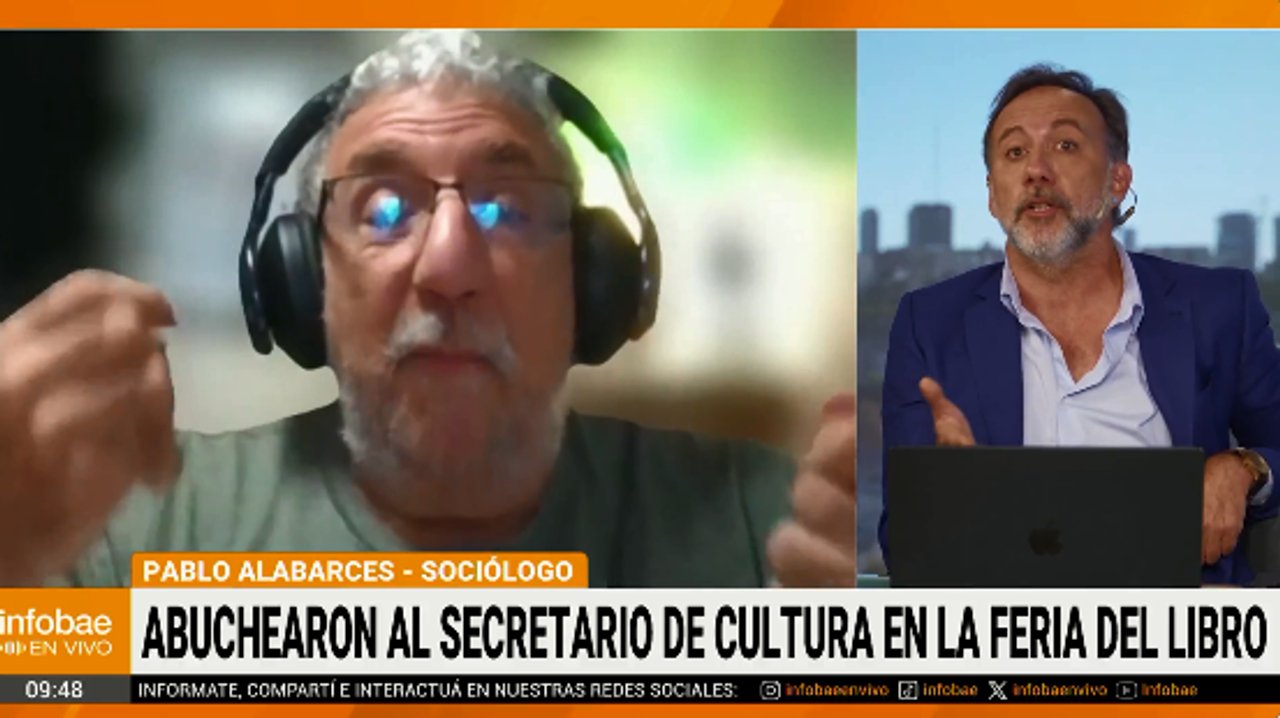 Imagen para el artículo: Pablo Alabarces cruzó a un periodista de Infobae que criticó el abucheo a Karina y Javier Milei en la apertura de la Feria del Libro