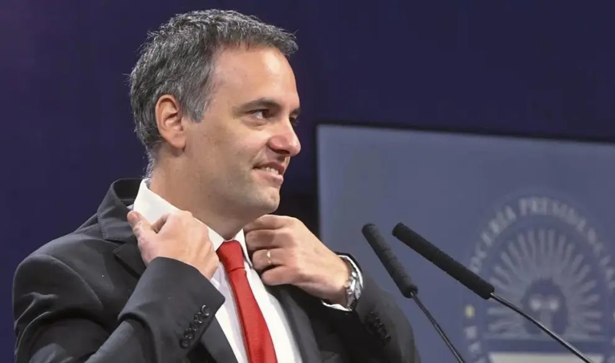 Imagen para el artículo: Tras el fallo a su favor, Adorni salió a festejar con un mensaje provocador y las redes le respondieron con furia