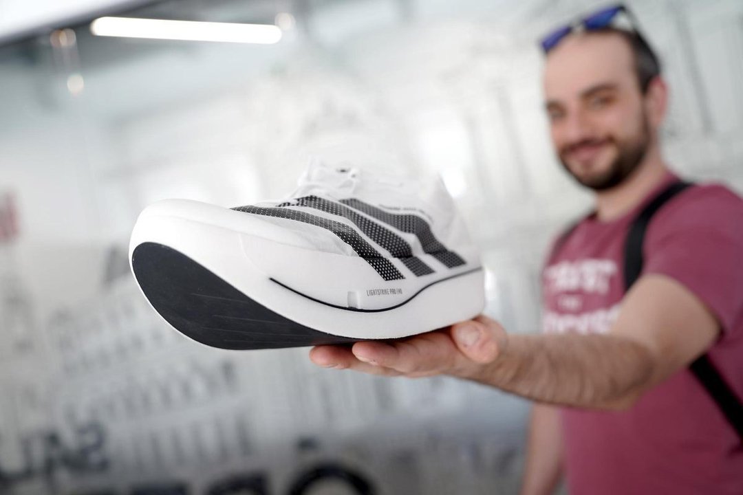 Imagen para el artículo: Así son las zapatillas especiales de Sawe que rompió el récord histórico en la maratón