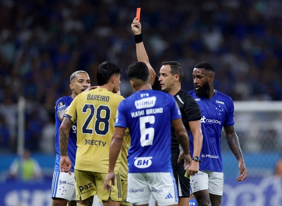 Imagen para el artículo: El posteo de Bareiro para los hinchas de Boca por su expulsión: "Me toca tragar mierda"