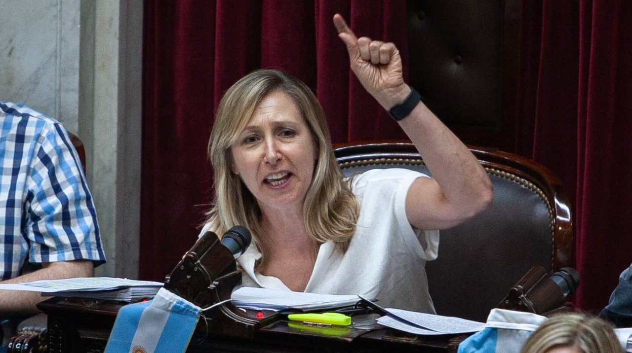 Imagen para el artículo: “¿Sabés cómo te dicen?”: la tremenda humillada de Myriam Bregman a Manuel Adorni en pleno recinto