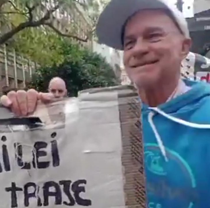 Imagen para el artículo: La protesta más irónica y bizarra contra Milei: un jubilado le quiso regalar un kit para bañarse y es viral