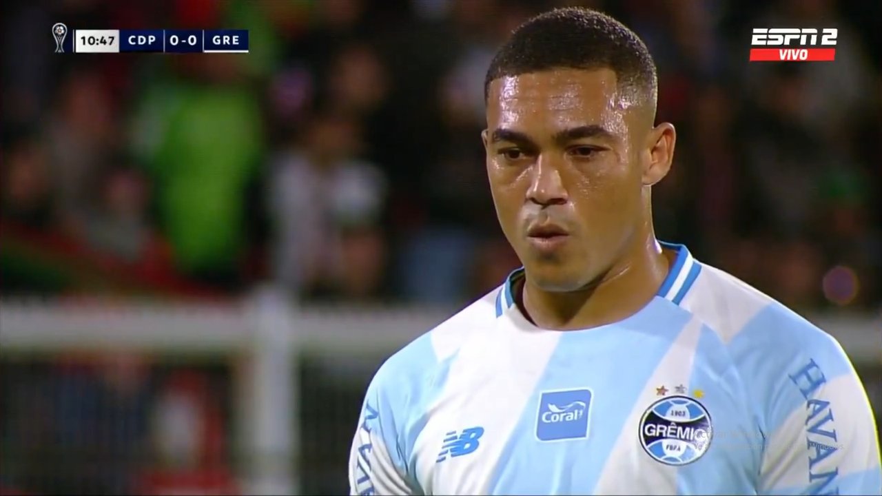 Imagen para el artículo: Sebastián Pérez, el arquero de Palestino, le atajó tres penales seguidos a Carlos Vinícius, de Gremio, en la Copa Sudamericana