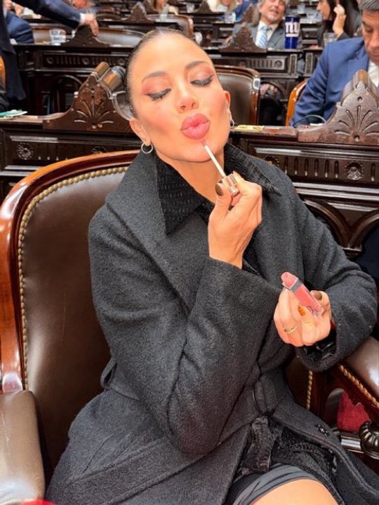 Imagen para el artículo: Virginia Gallardo fue al recinto a maquillarse y sacarse fotos: las redes explotaron de memes y reacciones