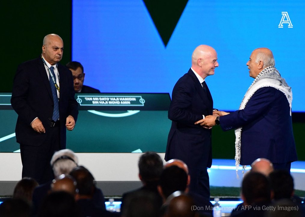 Imagen para el artículo: Papelón de Infantino: el representante de Palestina lo dejó plantado porque quiso obligarlo a fotografiarse con el de Israel