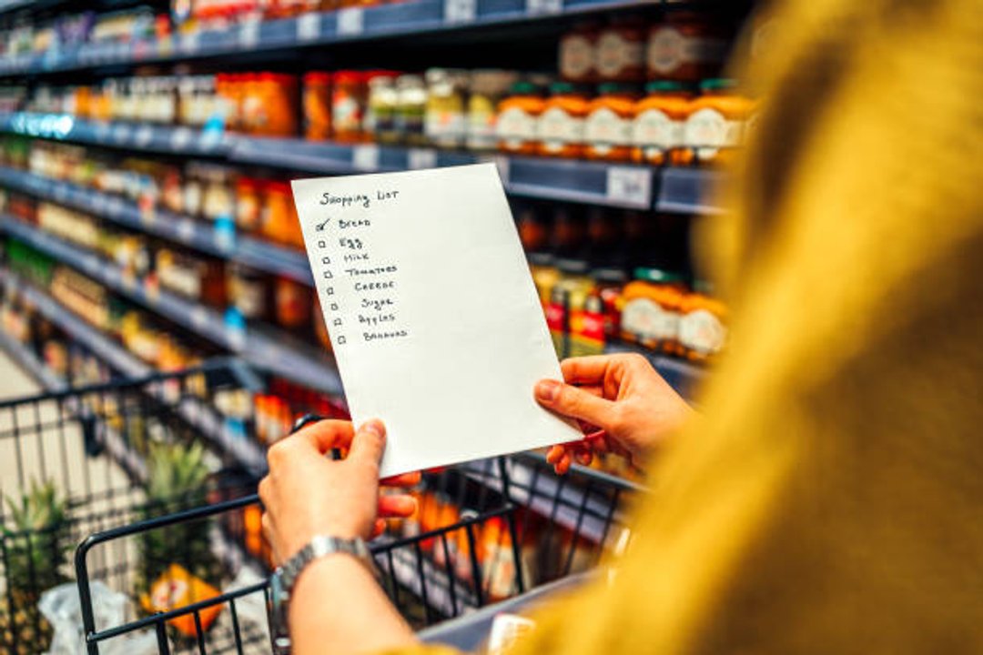 Imagen para el artículo: Cuál es el significado oculto de escribir la lista de compras del supermercado en papel según la psicología