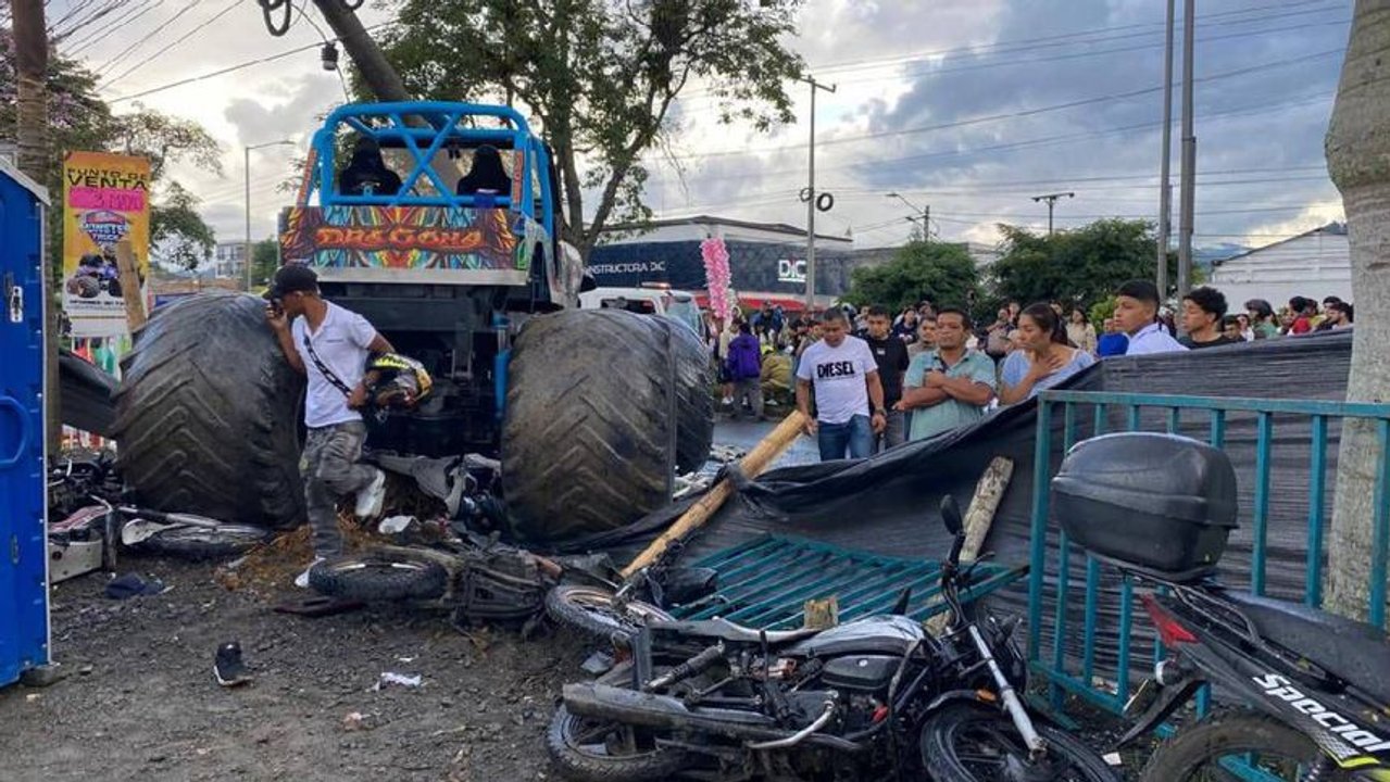 Imagen para el artículo: Fuertes imágenes: tragedia en un show de Monster Truck dejó varios heridos tras un accidente fuera de control