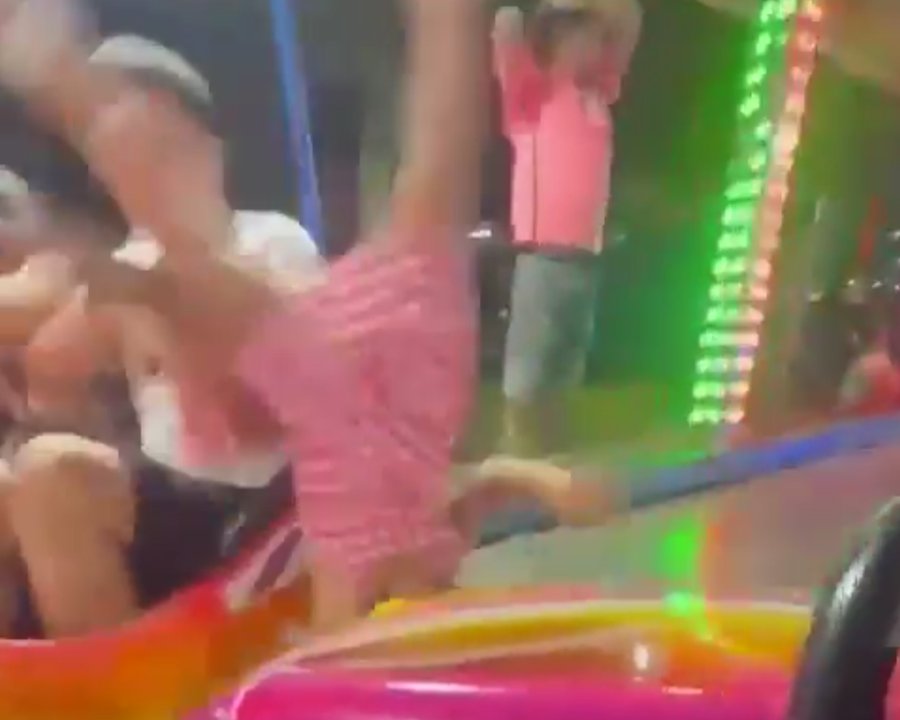 Imagen para el artículo: Gravísimo: llevaban a una nena en brazos en los autitos chocadores y pasó lo que tenía que pasar