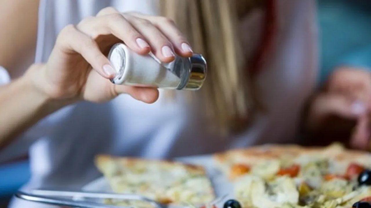 Imagen para el artículo: Cual es el significado oculto de poner sal a la comida aún sin probarla según la psicología