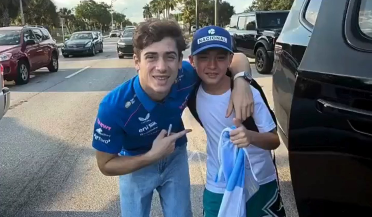 Imagen para el artículo: El emocionante gesto de Franco Colapinto con un nene fanático en Miami que se volvió viral