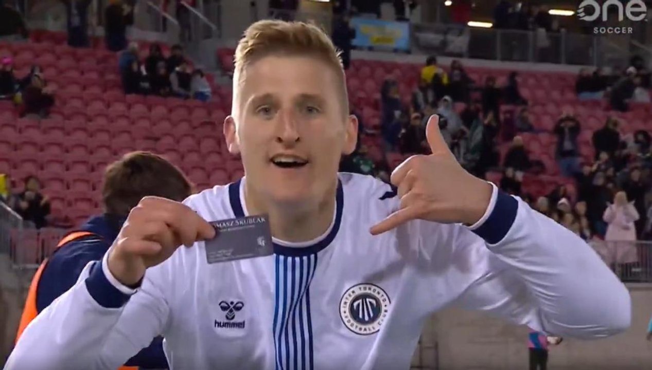 Imagen para el artículo: Insólito: convirtió un golazo y en el festejó promocionó su otro trabajo
